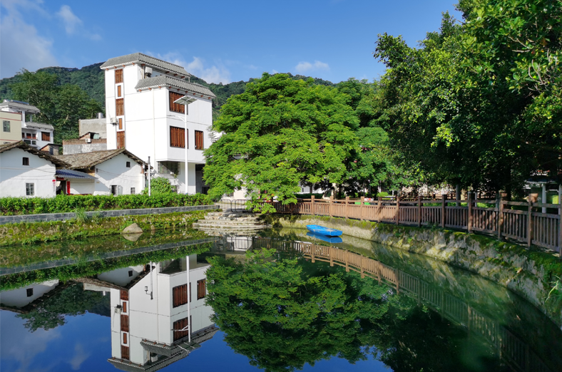 從化南平村是“中國(guó)美麗休閑鄉(xiāng)村”，水塘生態(tài)修復(fù)示范項(xiàng)目，通過(guò)小微水體整治工程，優(yōu)化農(nóng)村人居環(huán)境，擦亮農(nóng)村“顏值”，打造區(qū)域鄉(xiāng)村水塘治理的典范。
